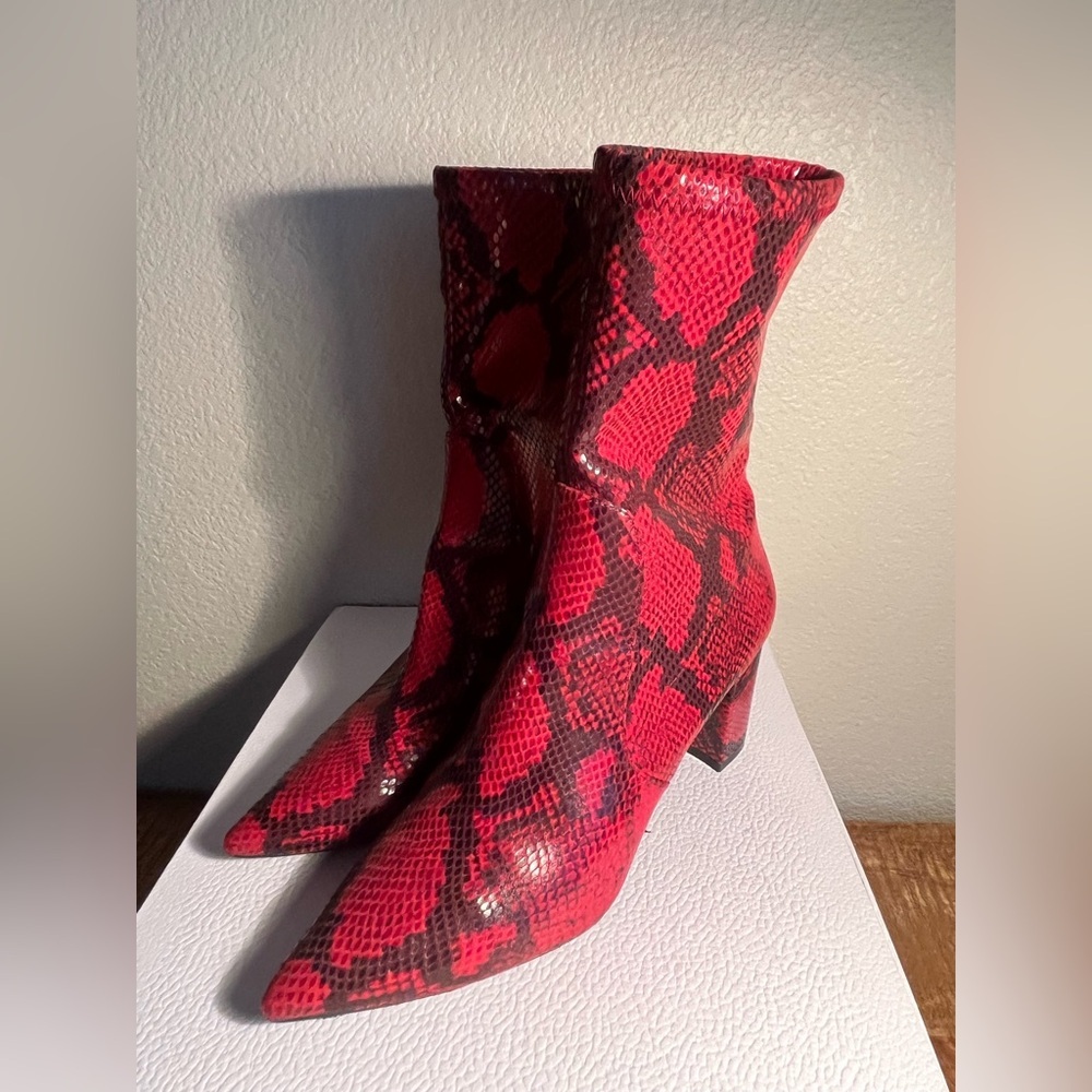 STUART WEITZMAN Women's Red Snake Print Boots size 7 1/2 ♥️💋 - Picture 2 of 6